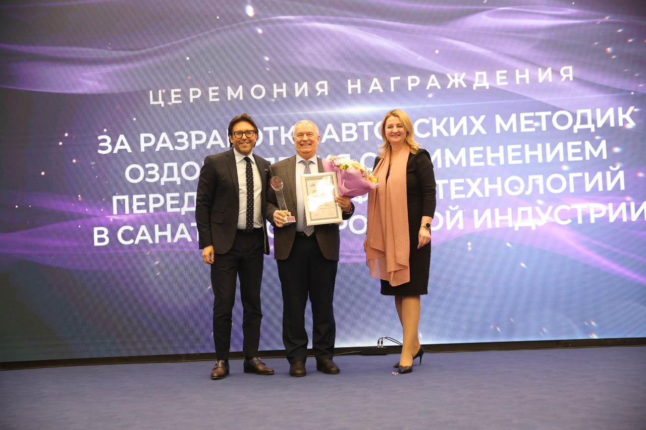 Андрей Малахов вручает награду АО "ЦСТЭ" (холдинг)